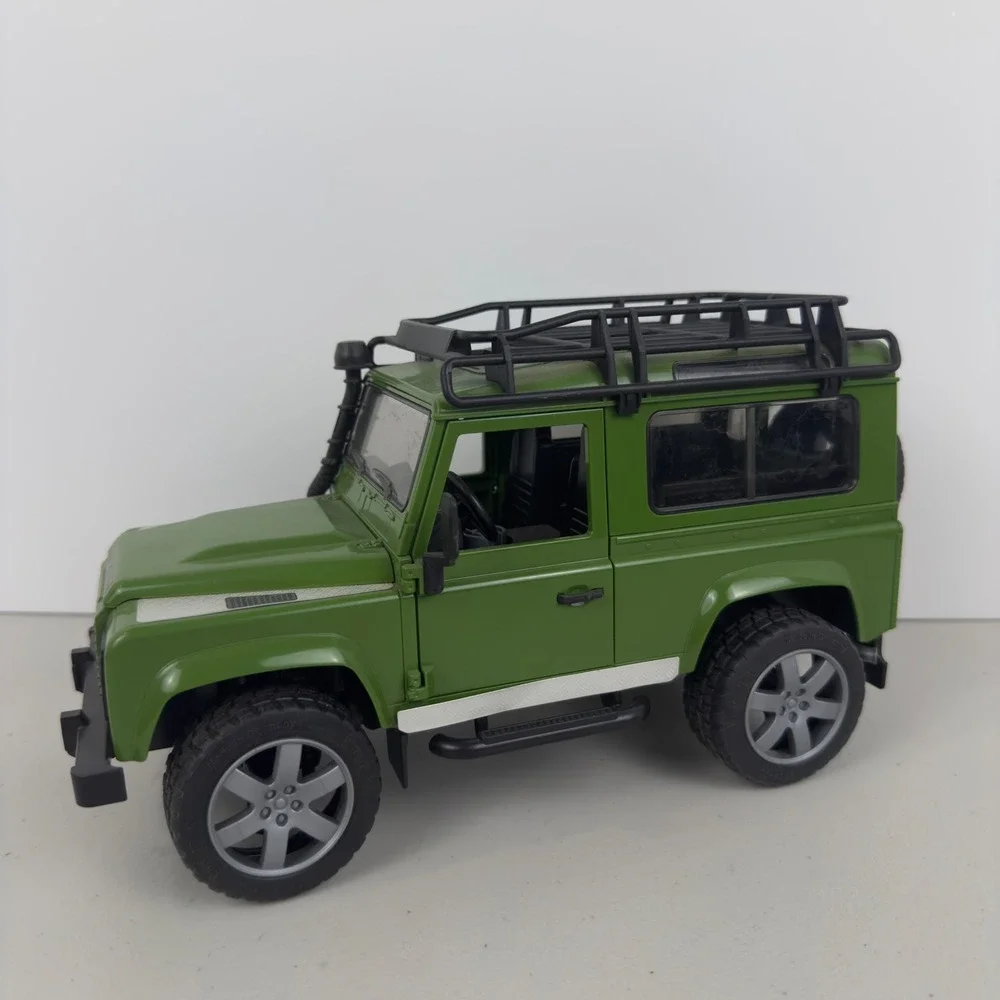 Bruder Land Rover Defender Station Wagon Green 1:16 Scale Toy Vehicle 02590 11in